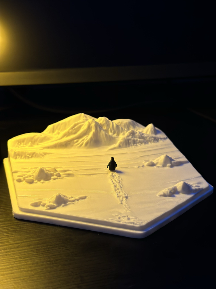 Nihilist Penguen Diorama (15cmx15cm)