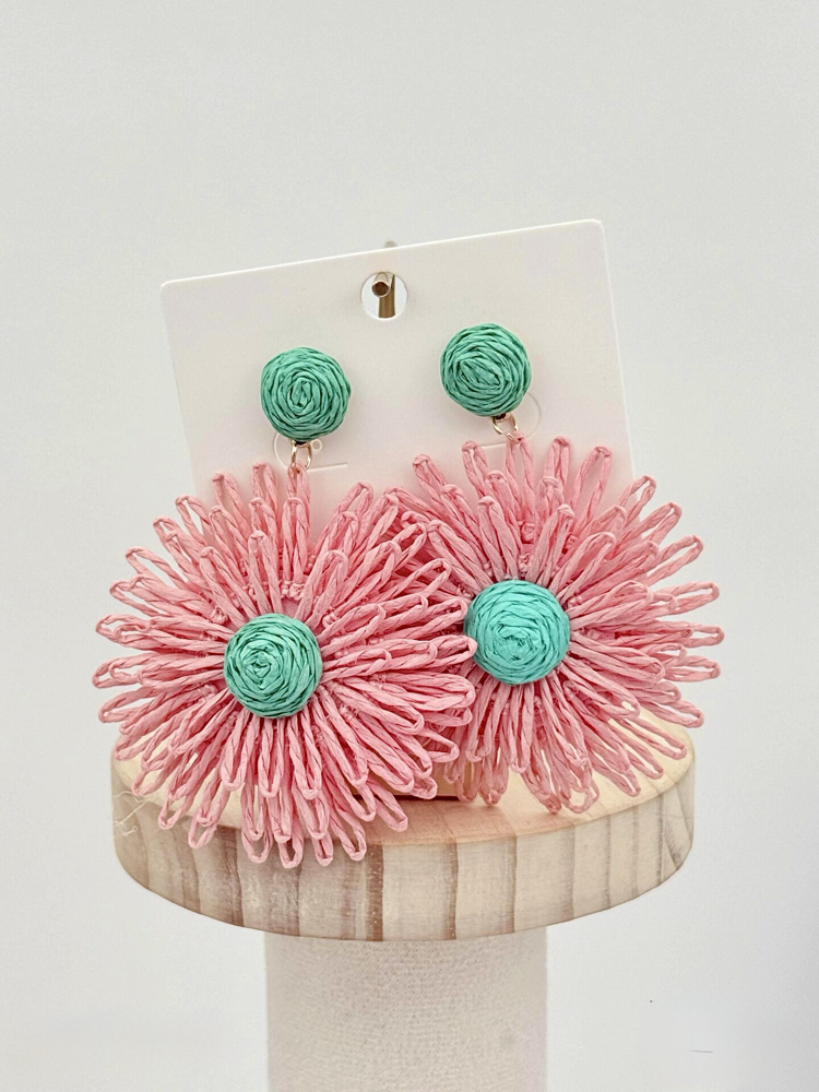Hasır sallantılı pastel ton çiçek küpe 
