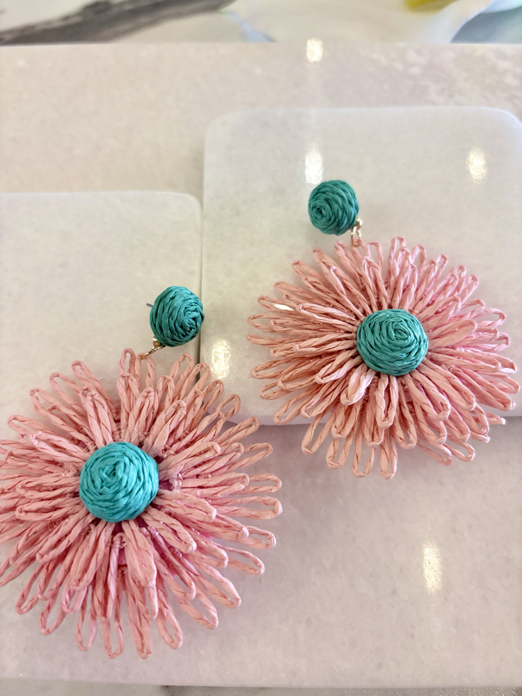 Hasır sallantılı pastel ton çiçek küpe 