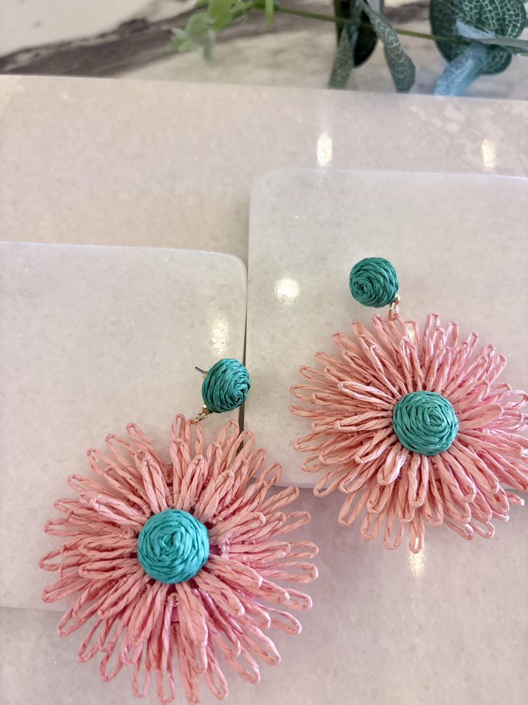 Hasır sallantılı pastel ton çiçek küpe 