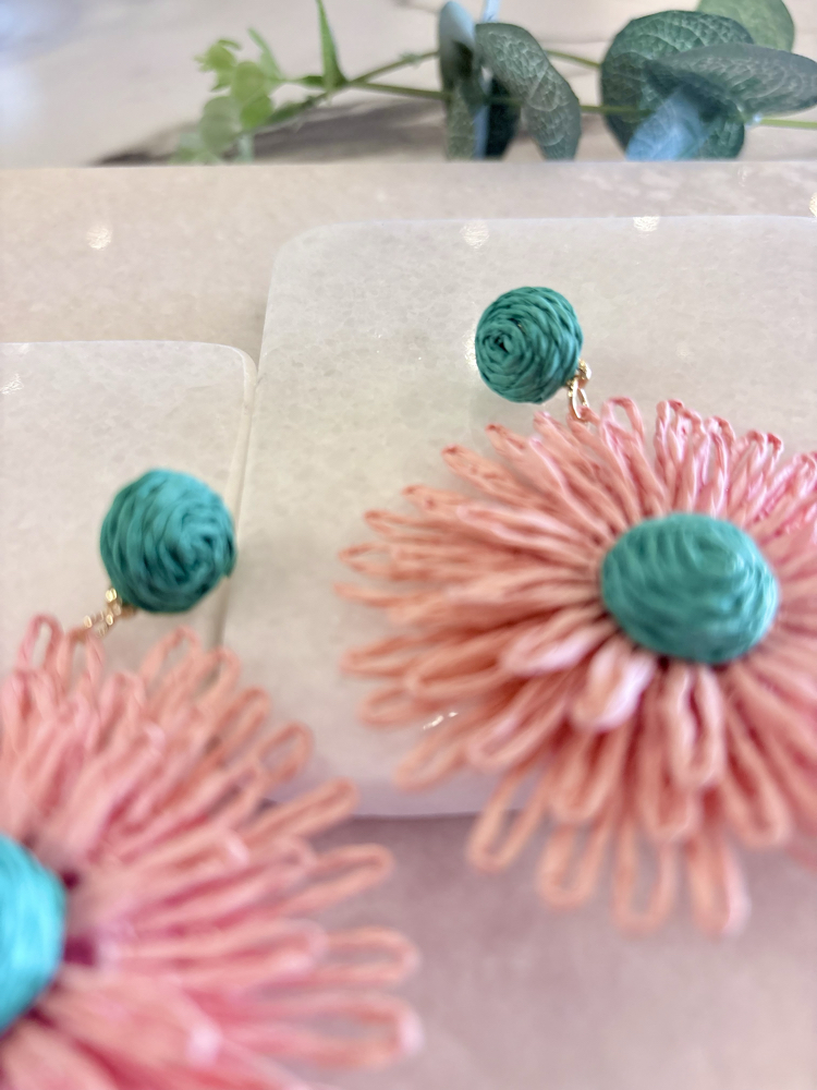 Hasır sallantılı pastel ton çiçek küpe 