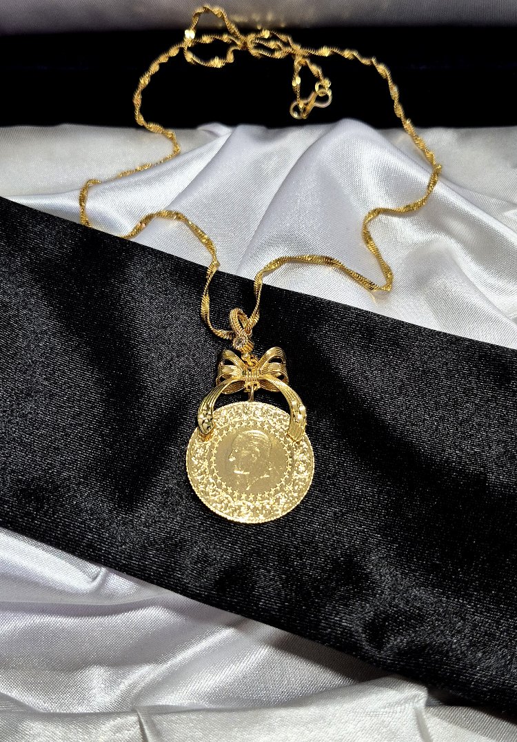 Tamlı fiyonk altın kaplama kolye