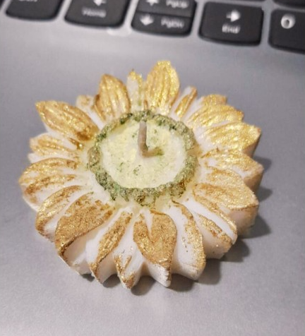 Ay Çiçeği Desenli El Yapımı Soya Wax Mum – Doğal, Zararsız ve Estetik Dokunuş