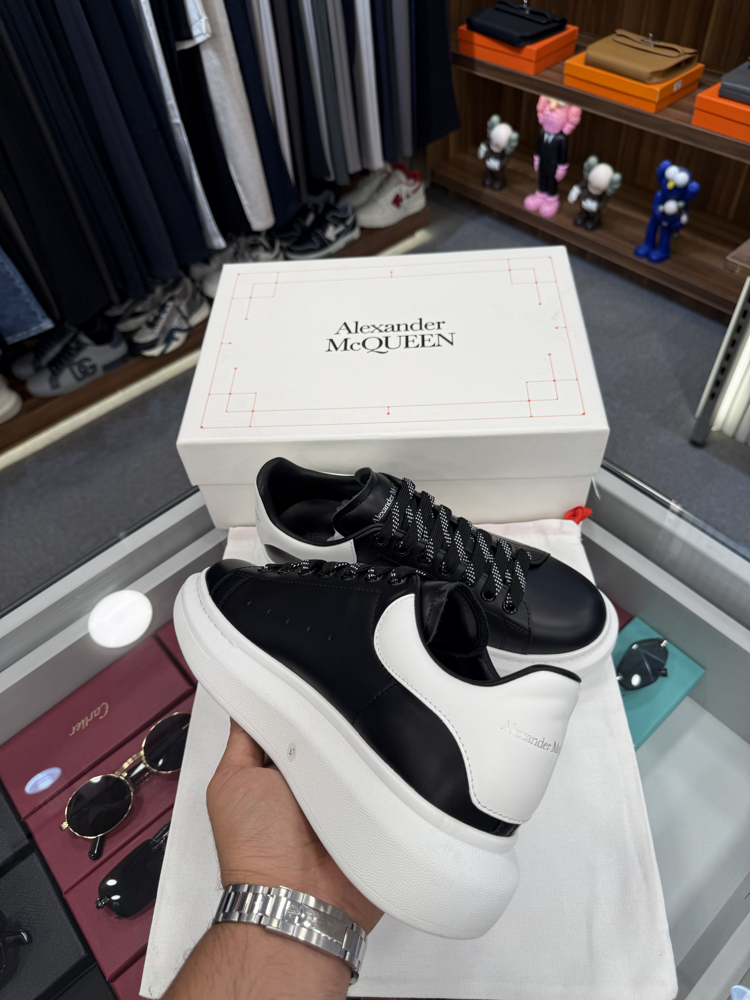 Alexander McQueen Sneaker İn Black Leather With Silver Heel Tab