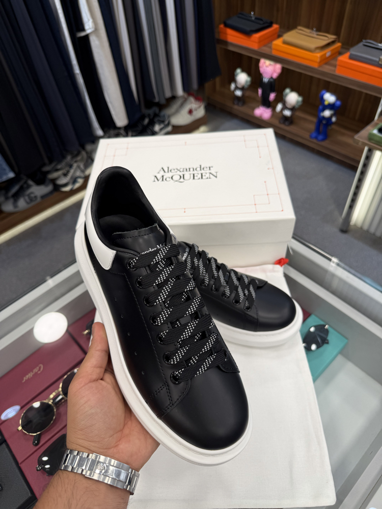 Alexander McQueen Sneaker İn Black Leather With Silver Heel Tab
