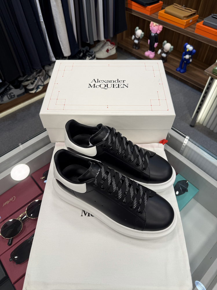 Alexander McQueen Sneaker İn Black Leather With Silver Heel Tab
