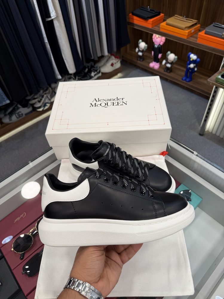 Alexander McQueen Sneaker İn Black Leather With Silver Heel Tab