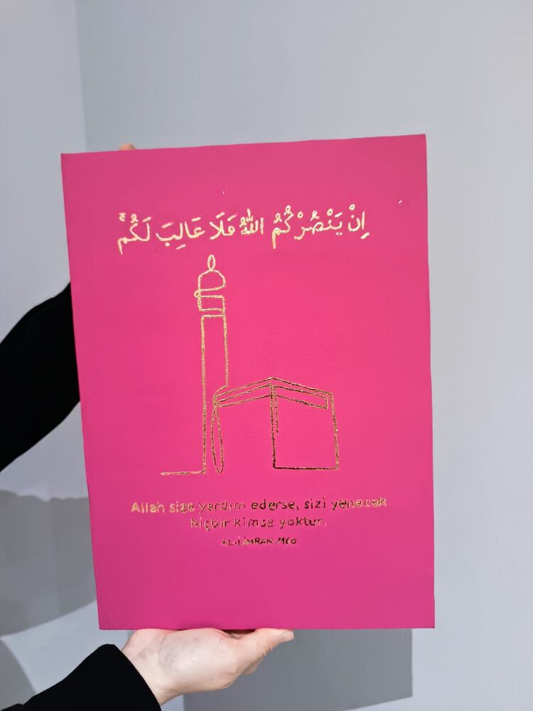 Al-i İmran 160.ayet yazılı Tablo 