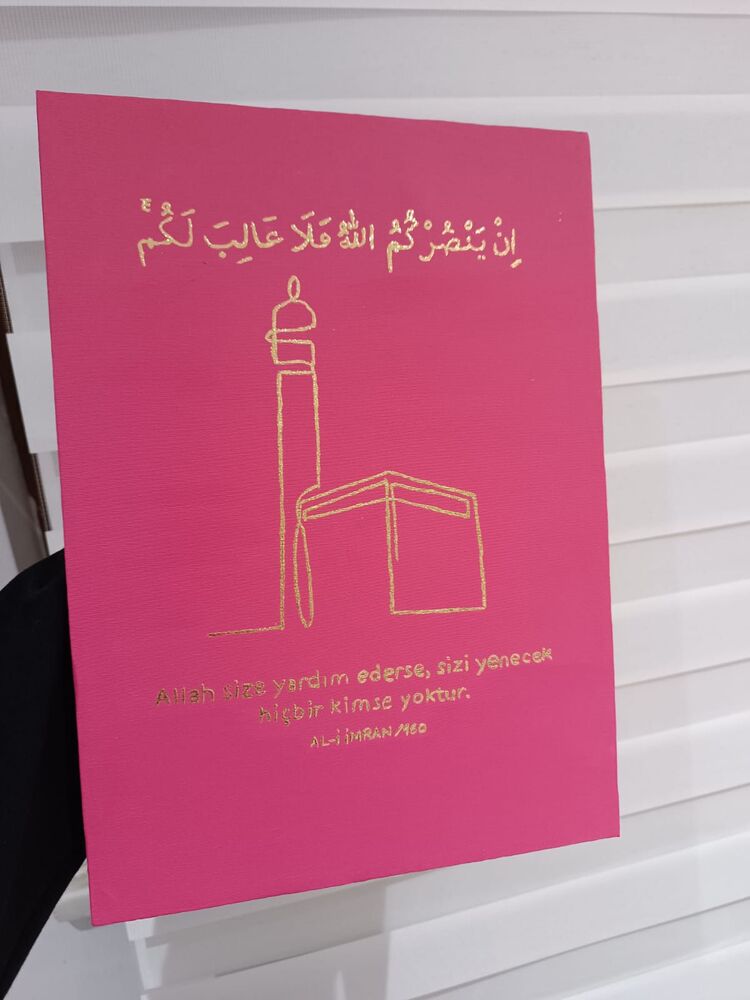 Al-i İmran 160.ayet yazılı Tablo 