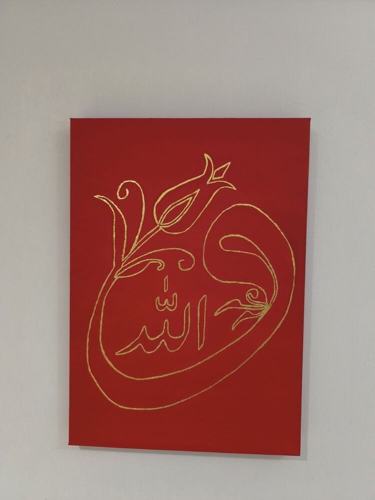 Kırmızı Vav ve Allah yazılı Lale detaylı gold varaklı Tablo