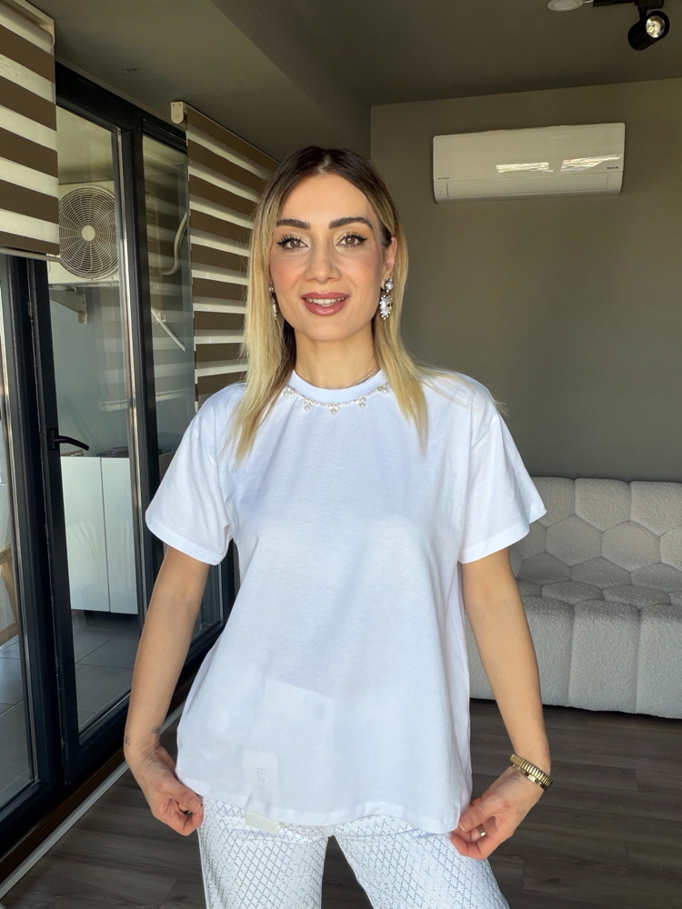 Yakası İncili Taşlı Tişört