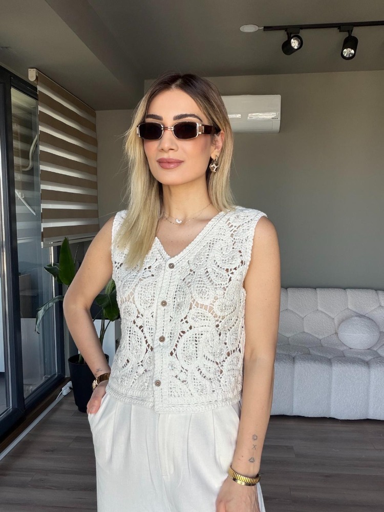 Pul Detaylı Arkası Örme Yelek
