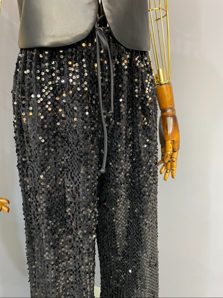 Beli lastik detaylı pullu siyah pantolon