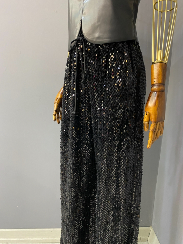 Beli lastik detaylı pullu siyah pantolon