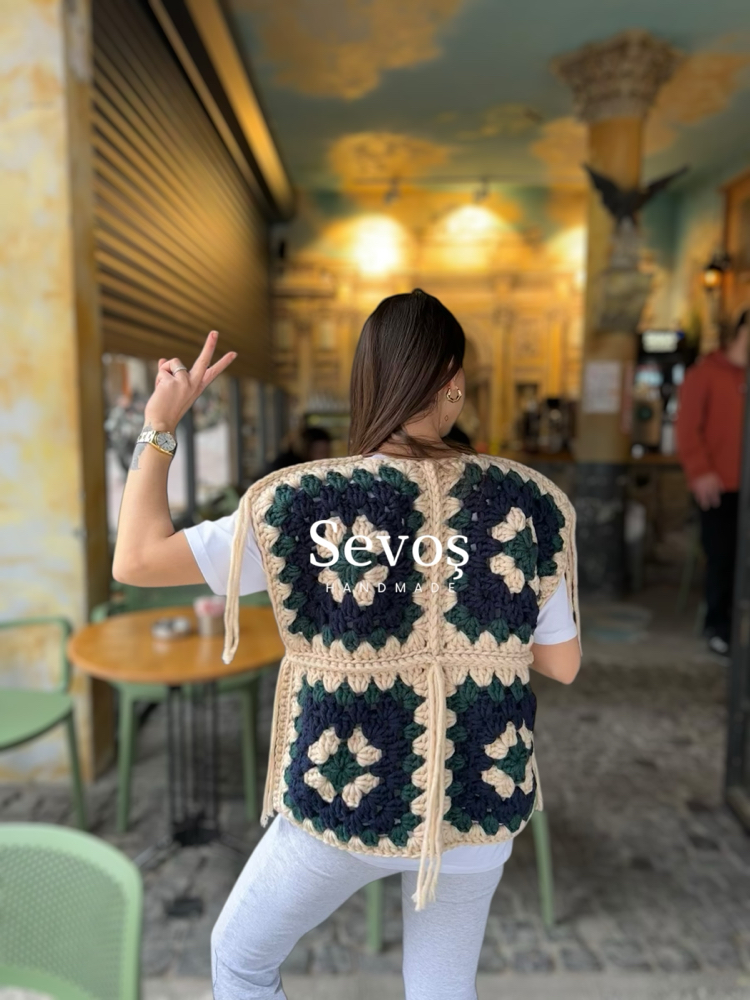 Kare Motifli El Örgüsü Yelek