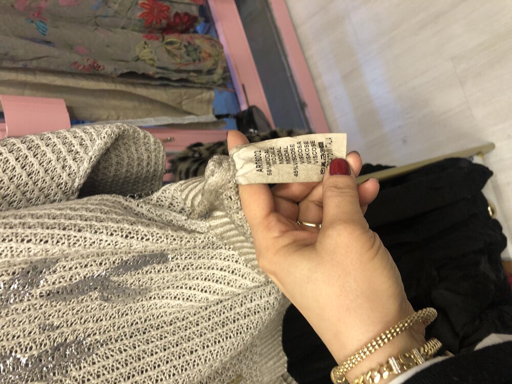 Kalpli yaldızlı baskılı bluz