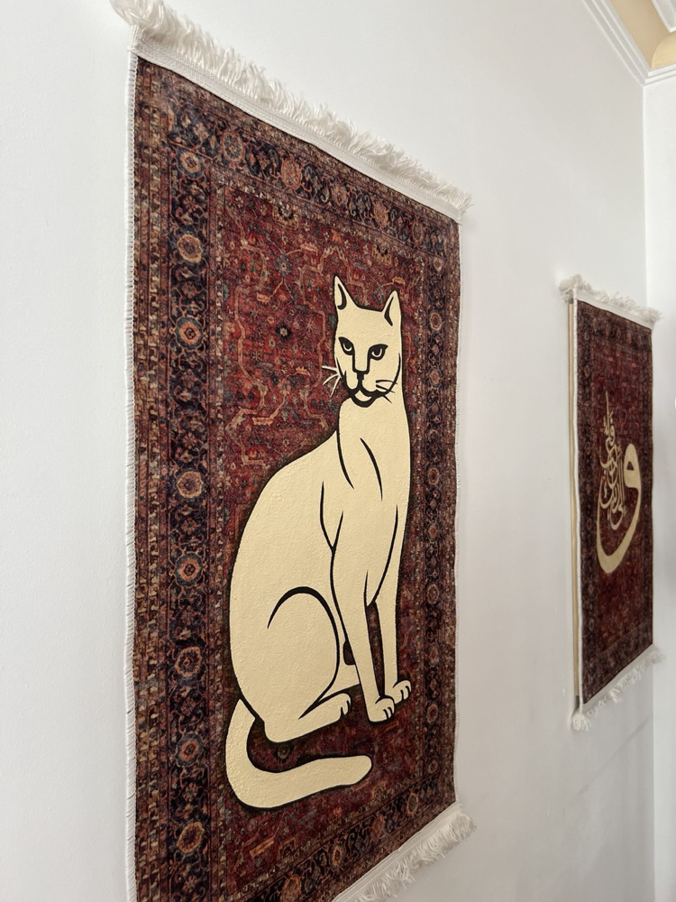 El Boyaması Kedi Figürlü Halı Tablo – Dekoratif Duvar Halısı