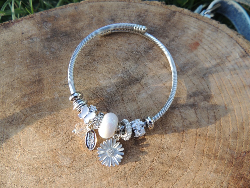 Beyaz papatyalı Charm bileklik