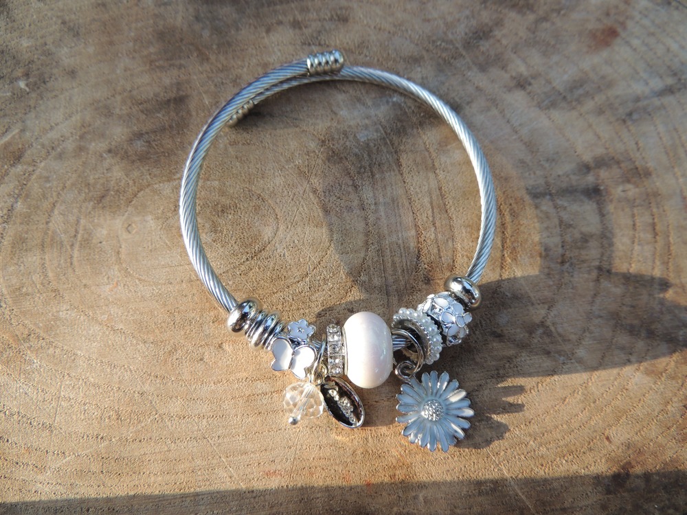 Beyaz papatyalı Charm bileklik