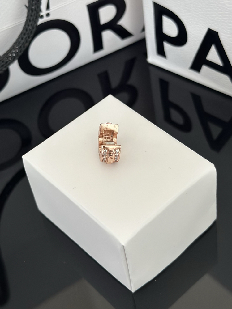 Rose Gold Işıltılı Pavé Çizgiler ve Logolu Klips