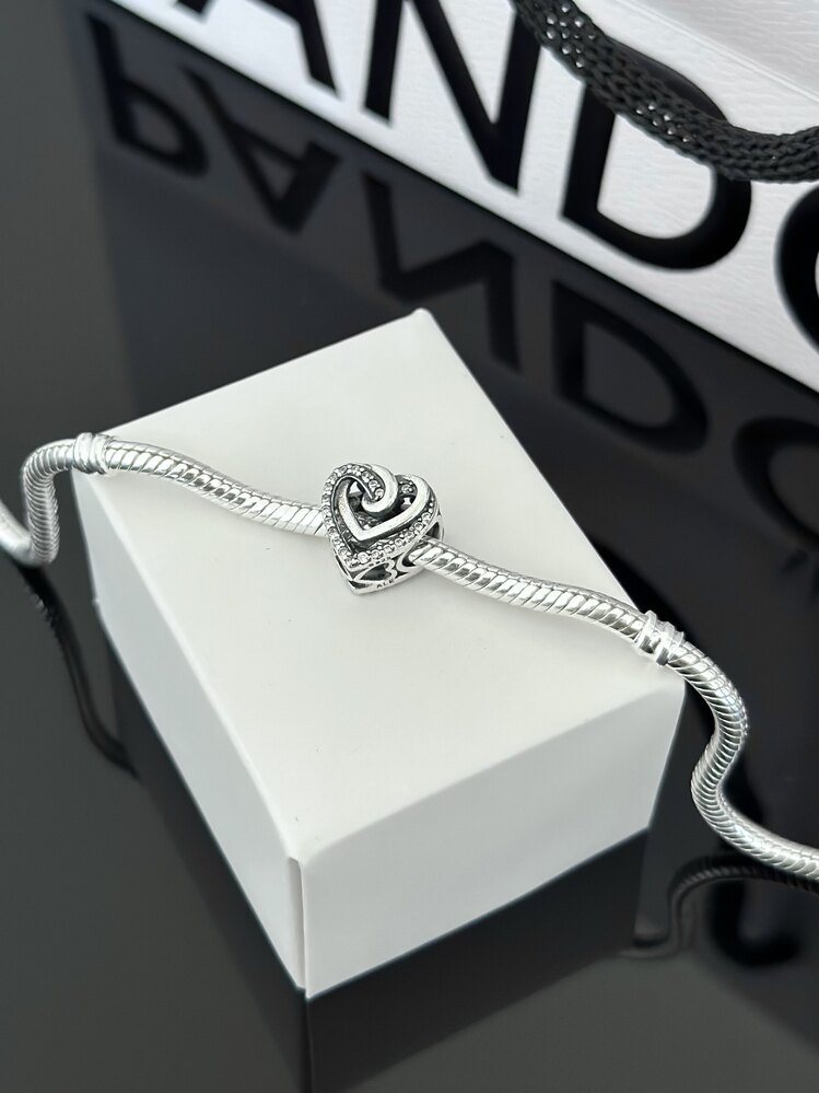 İç İçe Geçmiş Kalpler Charm 