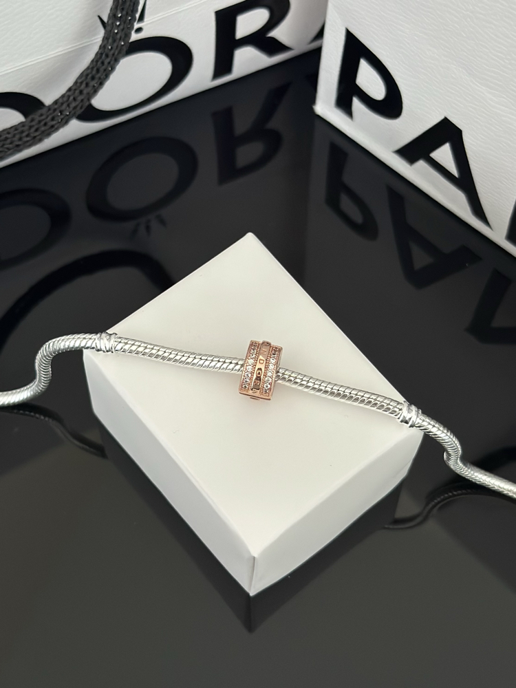 Rose Gold Işıltılı Pavé Çizgiler ve Logolu Klips