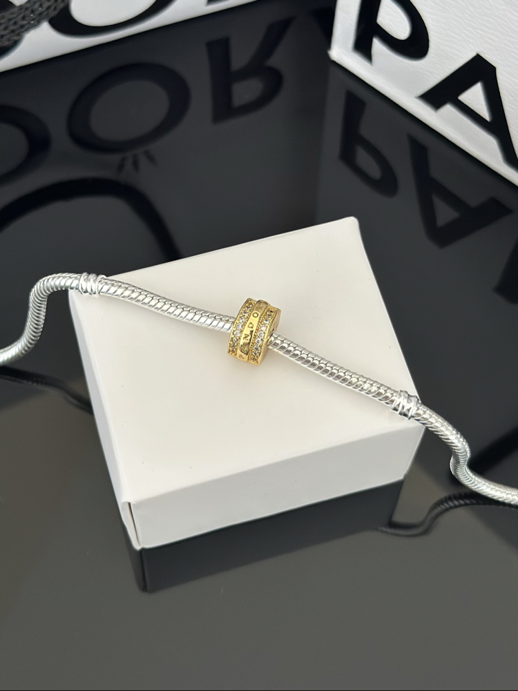 Işıltılı Pave Çizgiler ve Logolu Gold Klips 