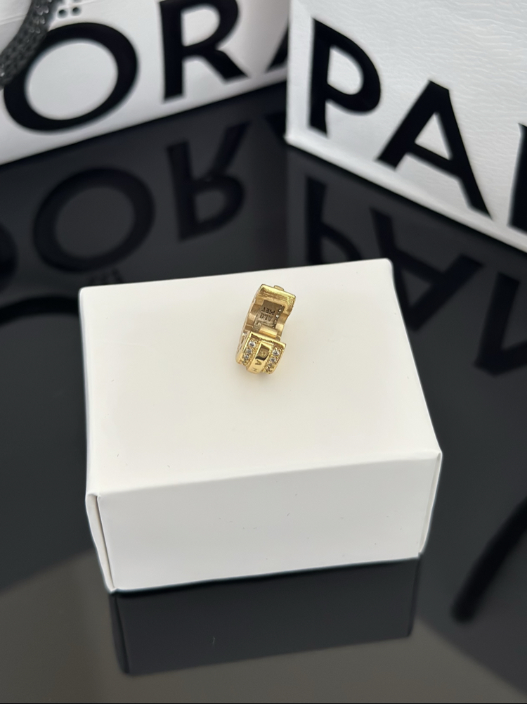 Işıltılı Pave Çizgiler ve Logolu Gold Klips 