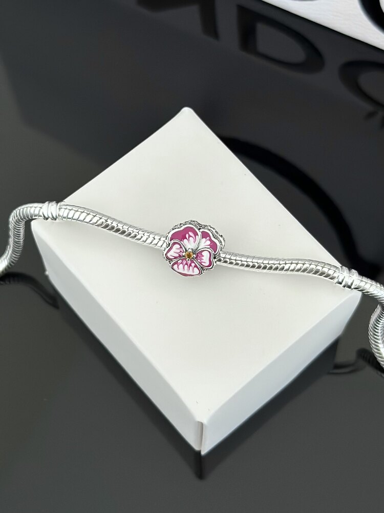 Pembe Menekşe Charm