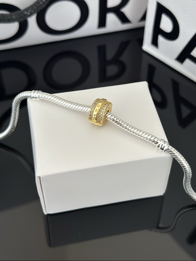 Işıltılı Pave Çizgiler ve Logolu Gold Klips 