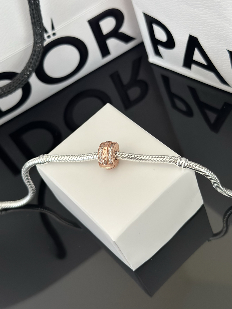 Rose Gold Işıltılı Pavé Çizgiler ve Logolu Klips