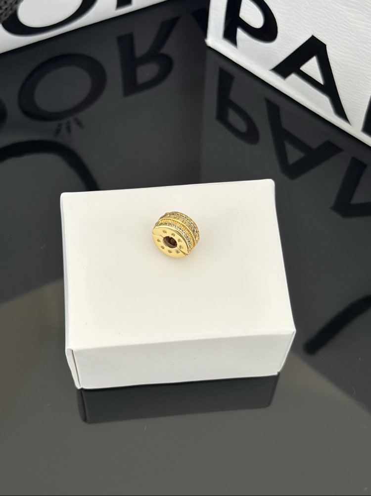 Işıltılı Pave Çizgiler ve Logolu Gold Klips 
