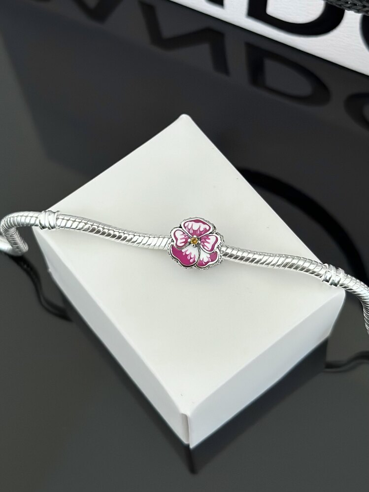 Pembe Menekşe Charm