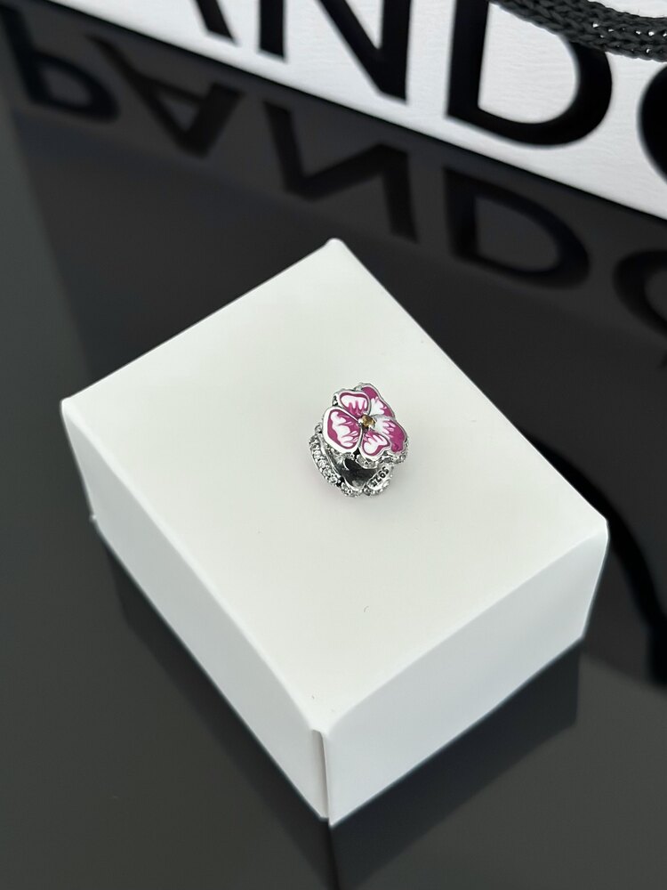 Pembe Menekşe Charm