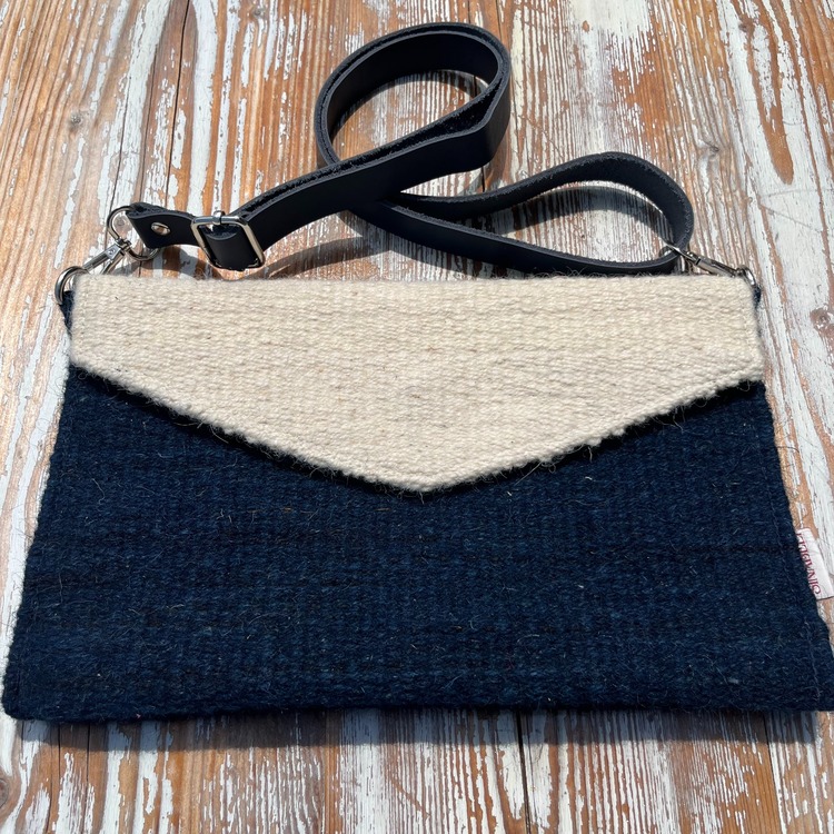 Diğer renkleri görmek için tıklayın. Zarf el dokuma yün çanta (Hand-woven Wool Handbag)