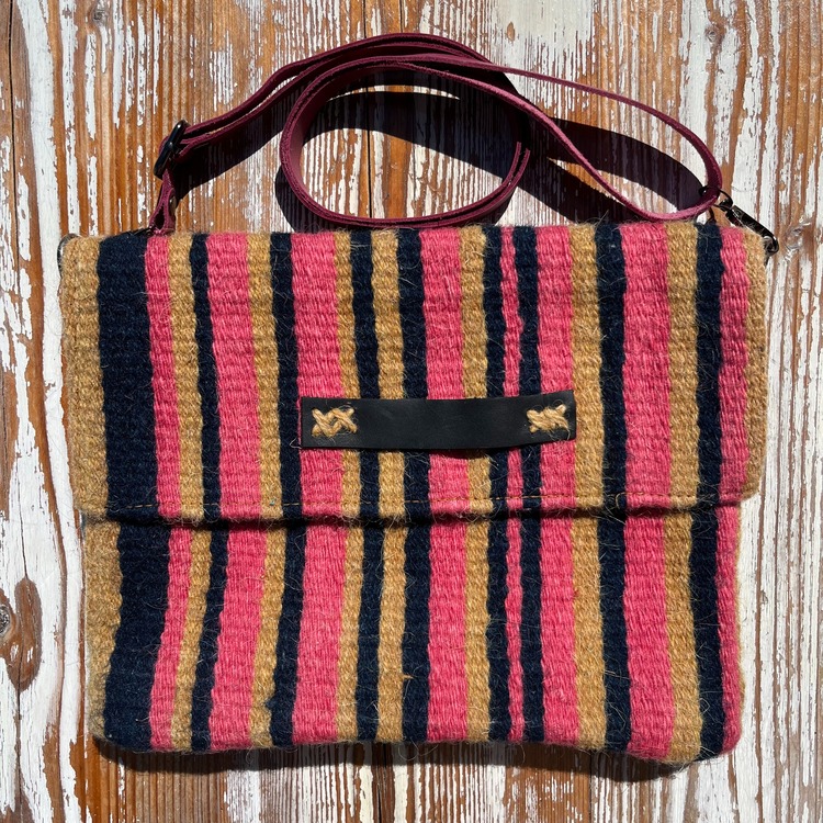 Diğer renkleri görmek için tıklayın. Ezra elde Yün Dokuma Çanta (Hand-woven Wool Handbag)