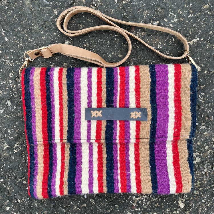 Diğer renkleri görmek için tıklayın. Ezra elde Yün Dokuma Çanta (Hand-woven Wool Handbag)
