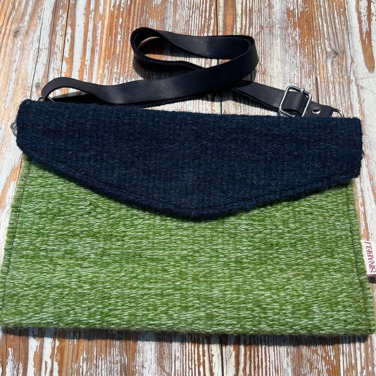 Diğer renkleri görmek için tıklayın. Zarf el dokuma yün çanta (Hand-woven Wool Handbag)