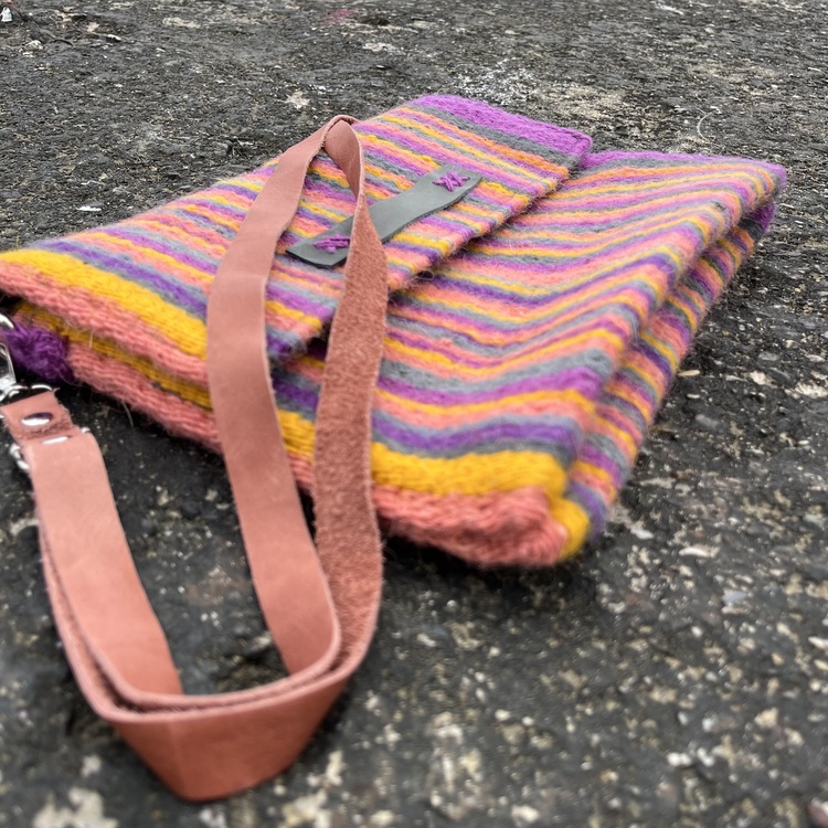 Diğer renkleri görmek için tıklayın. Ezra elde Yün Dokuma Çanta (Hand-woven Wool Handbag)