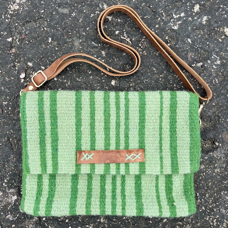 Diğer renkleri görmek için tıklayın. Ezra elde Yün Dokuma Çanta (Hand-woven Wool Handbag)