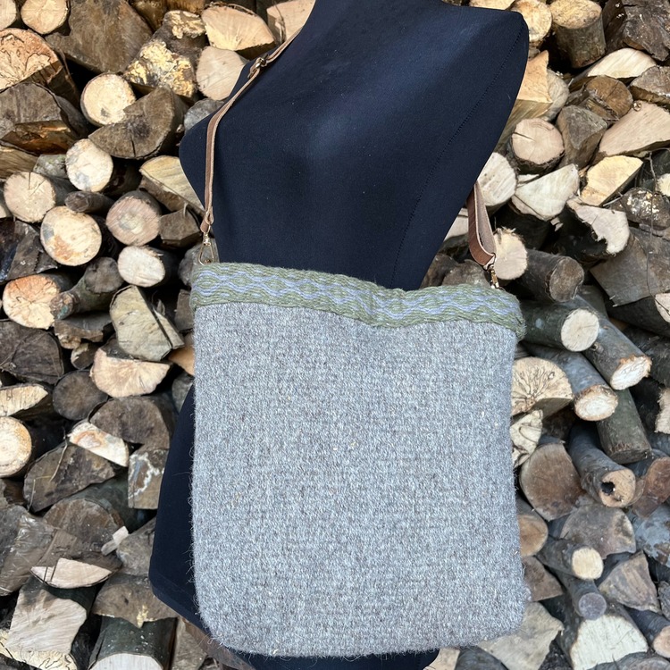 Hakiki deri saplı heybe (Shoulder bag with genuine leather strap)