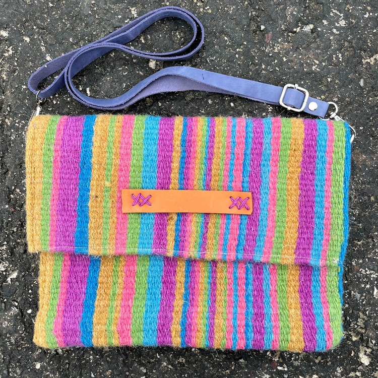 Diğer renkleri görmek için tıklayın. Ezra elde Yün Dokuma Çanta (Hand-woven Wool Handbag)
