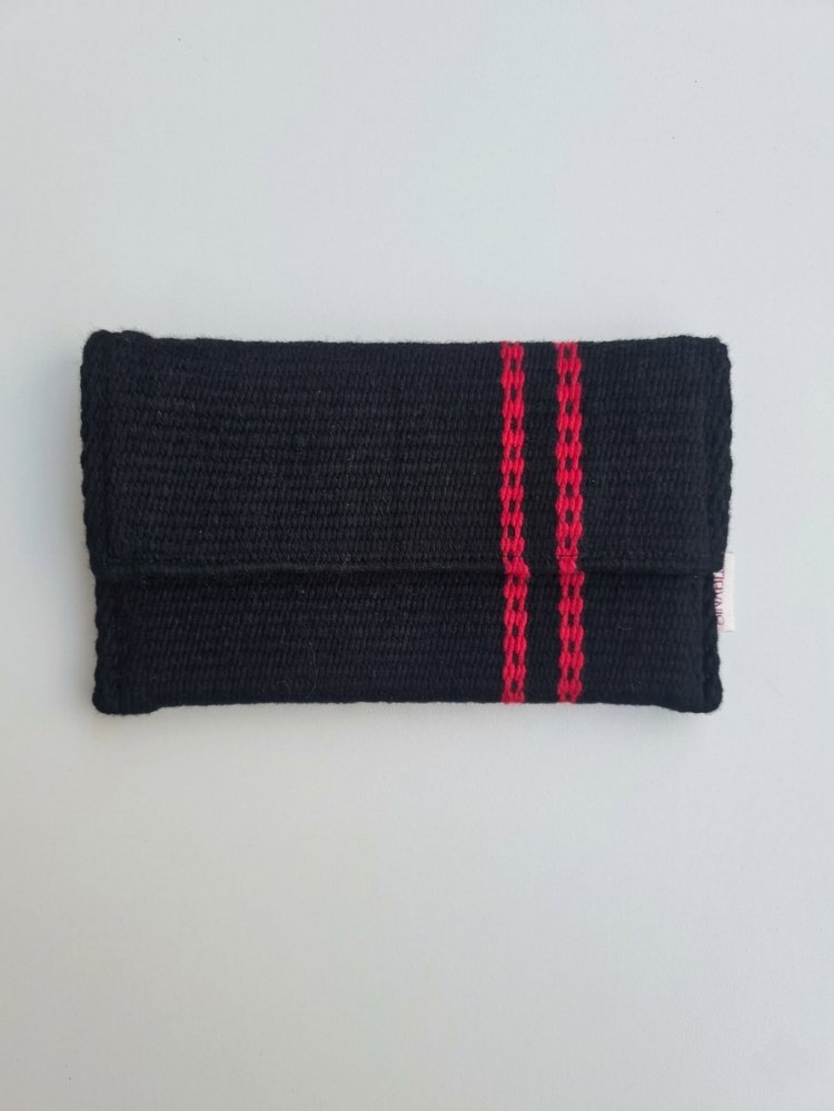 Siyah-kırmızı cüzdan. Zincir model.
