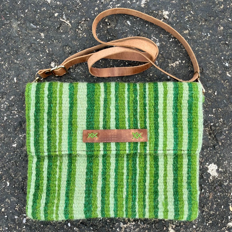 Diğer renkleri görmek için tıklayın. Ezra elde Yün Dokuma Çanta (Hand-woven Wool Handbag)