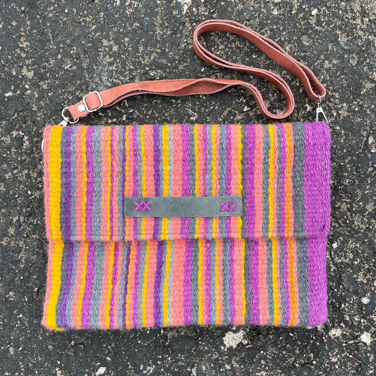 Diğer renkleri görmek için tıklayın. Ezra elde Yün Dokuma Çanta (Hand-woven Wool Handbag)
