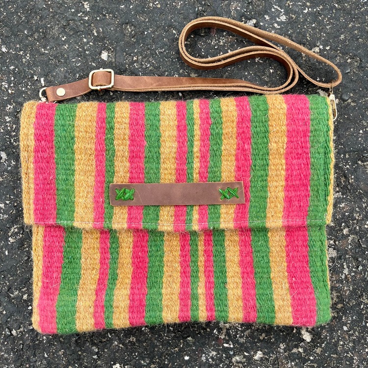 Diğer renkleri görmek için tıklayın. Ezra elde Yün Dokuma Çanta (Hand-woven Wool Handbag)