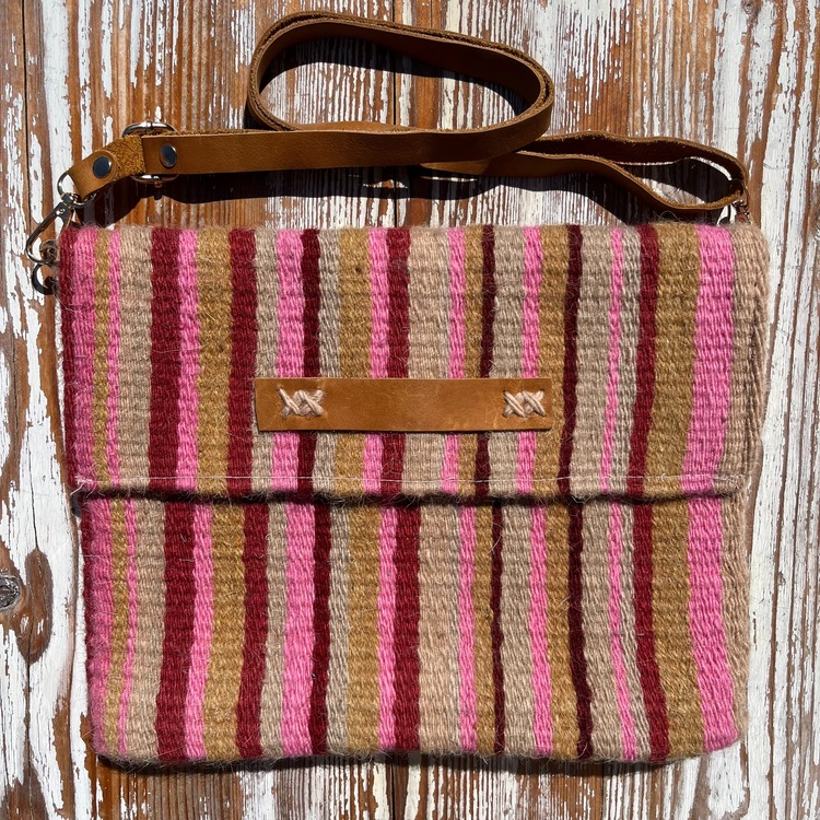 Diğer renkleri görmek için tıklayın. Ezra elde Yün Dokuma Çanta (Hand-woven Wool Handbag)