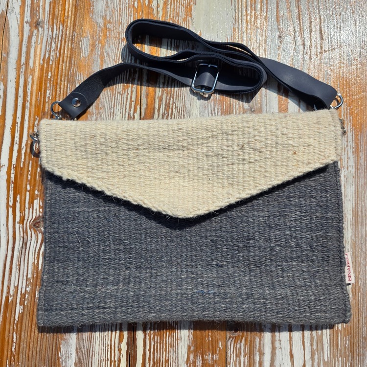 Diğer renkleri görmek için tıklayın. Zarf el dokuma yün çanta (Hand-woven Wool Handbag)