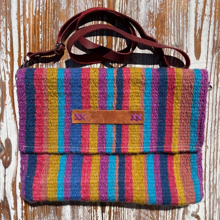 Diğer renkleri görmek için tıklayın. Ezra elde Yün Dokuma Çanta (Hand-woven Wool Handbag)