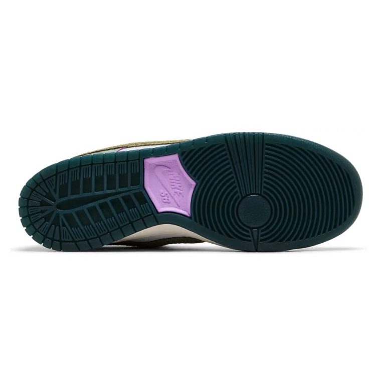 SB Dunk Low x Alexis Sablone Chameleon